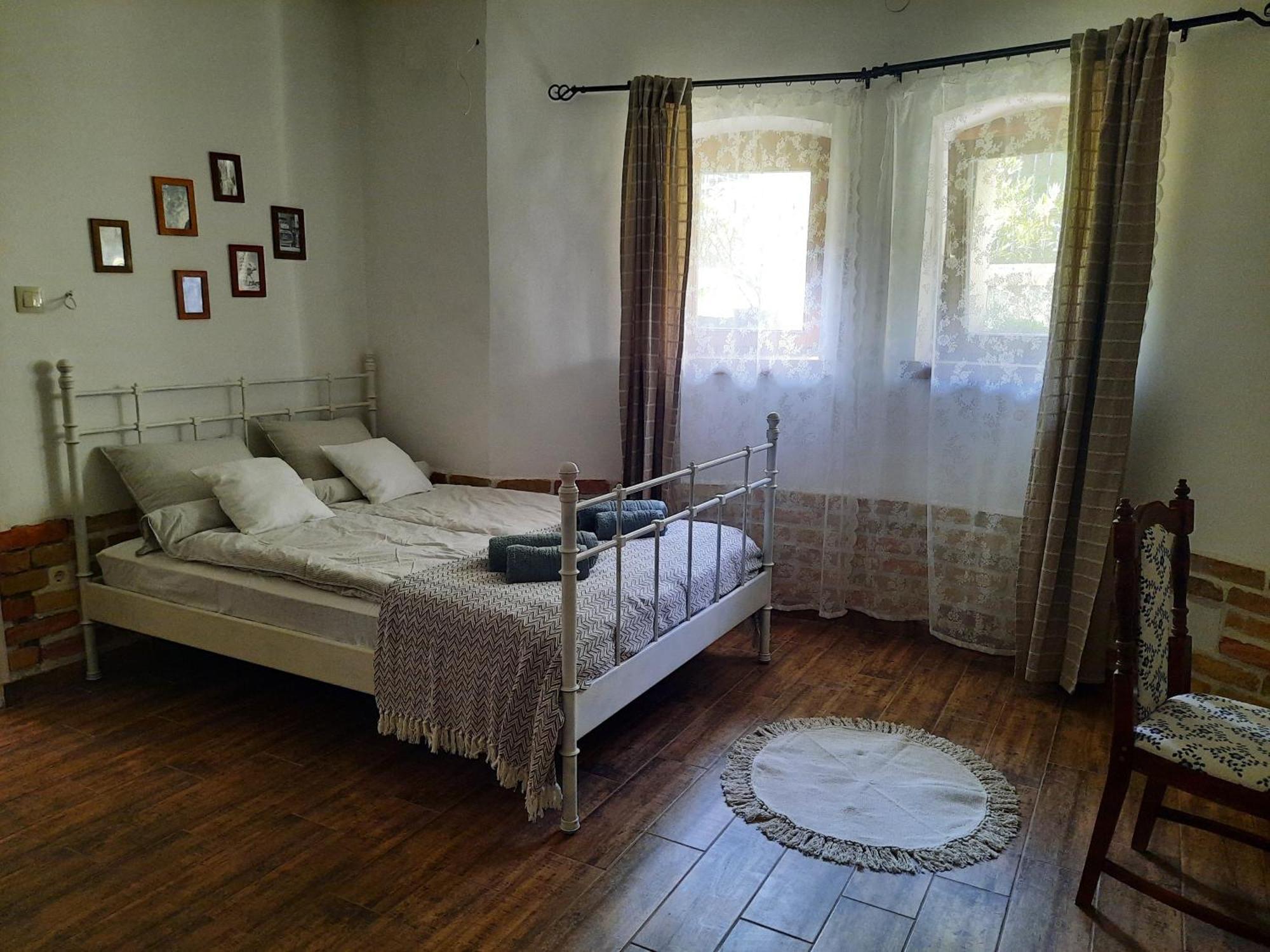 Kuria With Free Parking Apartman